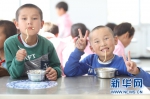 新疆2.3万名学生受益于“春苗营养厨房” - 中国新疆网