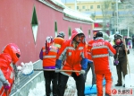 乌鲁木齐2.6万名环卫工凌晨扫雪保畅通 - 市政府