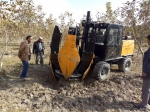 挖树机助力乌什县核桃密植园改造 - 农机网