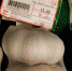 精选的大蒜价格卖到39.99元/公斤。　史玉江 摄 - 中国新疆网