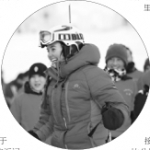 文中图：1月16日，来自挪威、瑞士的滑雪爱好者参加第六季中国阿勒泰国际冰雪节暨第十一届人类滑雪起源地纪念日活动。当日，全国群众冬季运动推广普及系列活动新疆分会场启动仪式在阿勒泰市将军山滑雪场举行，吸引了国内外游客前来参与。□加尔肯·依马曼德摄 - 招商发展局
