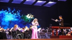 调整大小 盲人歌手努尔古丽正在演唱《思念》.JPG - 残疾人联合会