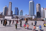 天气转暖 乌鲁木齐市民享受春天的阳光 - 人民网
