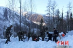新疆北部山区12人遇雪崩被困边防官兵驰援（图） - 人民网