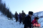新疆北部山区12人遇雪崩被困 边防官兵驰援(图) - 人民网