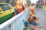乌鲁木齐：擦护栏修补路为城市细梳妆 通过环境卫生整治活动让乌鲁木齐“颜值”靓起来 - 市政府