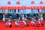 5月26日，博湖县举办青少年萨吾尔登大赛，240余名中小学生轮番上阵为现场观众带来了一场精彩纷呈的文化盛宴。（年磊 摄） - 人民网