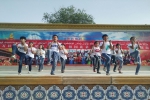 本村学生表演集体舞.jpg - 文化网