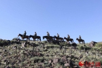 15日，新疆阿勒泰边防支队吉木乃大队官兵与护边员开展边境一线巡逻。王友波 摄 - 人民网