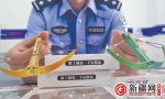 图为长江路派出所民警展示近日查获的“牙签弩”（本报全媒体记者刘青霞摄） - 人民网
