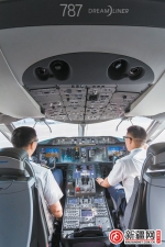 波音787乌鲁木齐首航 记者体验梦想客机 - 人民网