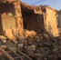 图为震中新疆精河县托里镇震后现场，老旧房屋有垮塌、裂缝现象。精河县社保局驻村工作队员发回现场图片。李怿 摄 - 人民网