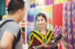 新疆：古法织绸助脱贫 - 人民网