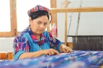 新疆：古法织绸助脱贫 - 人民网