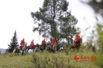 官兵正在组织骑马课目训练。 - 人民网