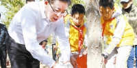徐海荣在参加秋季全民义务植树活动时强调 加强生态环境建设 大力推进荒山绿化 - 市政府