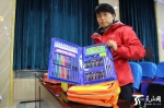 新疆首批“橙色书包”10月10日发放 235名孩子收到书包 - 人民网