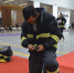 参赛选手穿消防服。韩成玺 摄 - 人民网