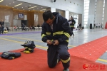 参赛选手穿消防服。韩成玺 摄 - 人民网