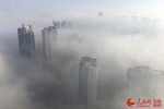 建筑物在大雾里若隐若现胜似“仙境”。史智峰 摄 - 人民网