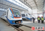 11月29日，几辆地铁列车停放在百园路车辆基地。 （记者蒋晓摄） - 人民网