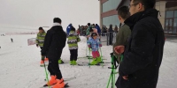 12月9日，游客冒雪赶到滑雪场。　史玉江 摄 - 中国新疆网