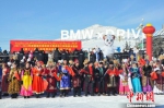 来自国内外的游客及和当地群众5000余人参加活动。　柯华 摄 - 中国新疆网