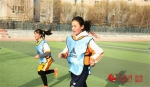 北京援疆前指搭建爱心桥 助力沙漠女孩实现足球梦 - 人民网