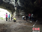 图为考古人员在通天洞遗址内进行发掘。吉木乃县文物局提供 - 中国新疆网
