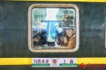 新疆铁路春运首趟加开直通旅客列车开行（图） - 人民网