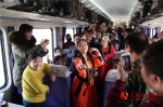 春运首日：Z70次列车上欢快的歌舞温暖春运回家路（组图） - 人民网
