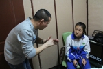 李绍华副主席认真为聋校学生讲测听注意事项.JPG - 残疾人联合会