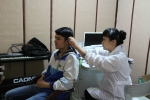 为听障学生验配助听器.JPG - 残疾人联合会