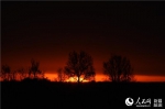 新疆塔里木盆地：沙尘天过后 出现绚丽的霞光（图） - 人民网