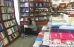 乌鲁木齐：纸上阅读升温 图书馆书店挺热闹 - 市政府