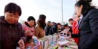 4月23日，博湖县开展世界读书日“书香博湖 全民阅读”流动售书活动，图为活动现场村民们争相观看购买书籍。海潮 摄 - 人民网