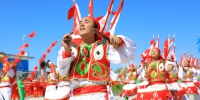 博斯腾湖捕鱼节开幕式，108名群众组成威风锣鼓队表演韩城行鼓。（年磊 摄） - 人民网