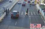 乌市电子抓拍机动车斑马线前不礼让行人 - 市政府