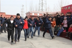 民族团结一家亲新疆体彩人与村民庆春节 - 中国新疆网