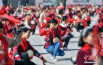 新疆南部乡间小学生打起安塞腰鼓 - 中国新疆网
