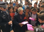 南疆列车鸣笛向义务护路九年的“莎车奶奶”致意 - 中国新疆网