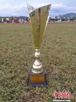 喀什少年足球队获得的冠军奖杯 岳体轩 摄 - 中国新疆网
