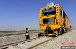 2020年10月21日，一台机养车正在格库铁路库东站进行铁路线整形作业。(资料图) 陈剑飞 摄 - 中国新疆网