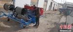 新疆喀什地区农民研制高效种瓜机成就致富梦想 - 中国新疆网