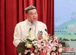 5月13日，新疆维吾尔自治区伊斯兰教协会会长、新疆伊斯兰教经学院院长阿不都热克甫·吐木尼牙孜在北京表示，在政府大力支持下，新疆清真寺条件普遍得到改善，极大地方便了穆斯林信众。新疆维吾尔自治区政府当天在北京举办肉孜节招待会，阿不都热克甫·吐木尼牙孜介绍新疆尊重和保护宗教信仰自由状况时作上述表示。 中新社记者 贾天勇 摄 - 中国新疆网