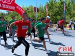“中国旅游日”新疆分会场在阿克苏举行，图为参加千米赛跑的市民。　王思超 摄 - 中国新疆网