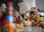 新疆乌鲁木齐市学龄前儿童享受游戏乐趣。中新社记者 刘新 摄 - 中国新疆网