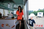 杨谙谙和哈力木·赛力克拍摄视频介绍露营地内的一辆服务车。　王磊 摄 - 中国新疆网