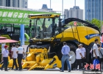 本届博览会汇集了来自国内外350家农机企业，展出5000多个品种农机产品，展出机具万余台(套)。　刘新 摄 - 中国新疆网