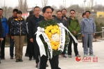 北京援疆干部祭扫和田“水神”王蔚(组图) - 人民网